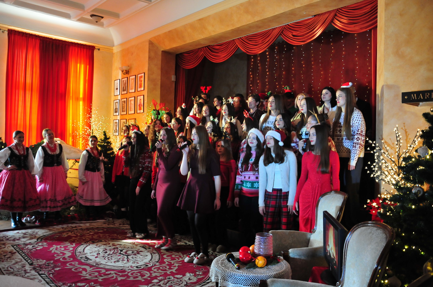 Zdjęcie Koncert Kolęd 2025 (9)6a0df8ee-64c7-486c-b017-515676d1e5d6.JPG w galerii Koncert Kolęd A. D. 2025 w II LO